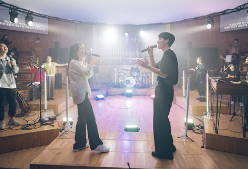 위러브 팀 멤버들이 경기 양평 국수교회에서 새 앨범 \\'Your Kingdom, Our Home\\'의 뮤직비디오 촬영을 하고 있다.(사진=WELOVE) 