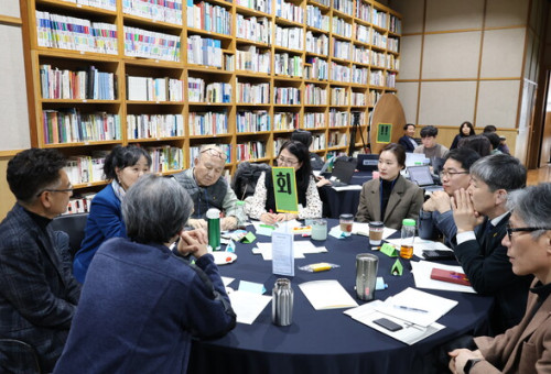 한국기독교교회협의회는 17일 경기도 파주시 지지향에서 '2025 한국기독교교회협의회 정책협의회'를 개최했다. 사진은 기조 강연을 맡은 엄한진 한림대 교수.                             (사진=한국기독교교회협의회 제공)