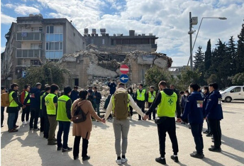안디옥개신교회 성도들과 한교봉 등 긴급의료봉사단이 19일(현지시간) 교회 앞에서 주일예배를 드리고 있다.    ⓒ데일리굿뉴스