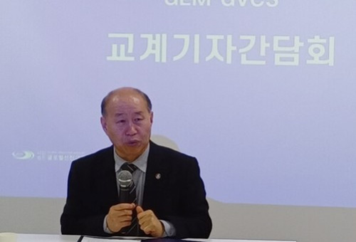 글로벌선진학교 이사장 남진석 목사가 글로벌선진의 2025년 대학진확 결과 및 성과를 발표하고 있다  ⓒ데일리굿뉴스