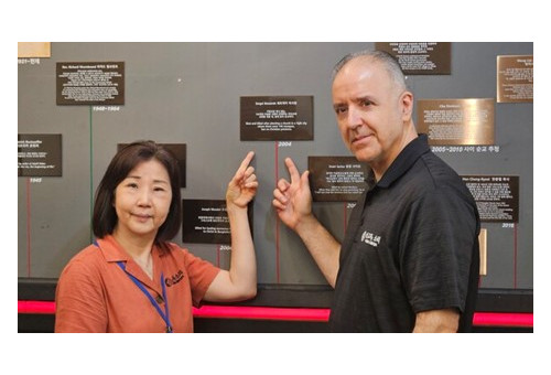 현숙 폴리 VOMK 대표(왼쪽)과 에릭 폴리 최고경영자가 순교자 연대표에 부착된 세르게이 목사의 명패를 가르키고 있다.
 ⓒ데일리굿뉴스