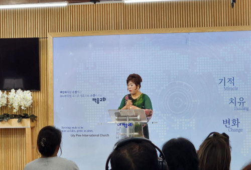 지난 13일 저녁 롱비치백송교회의 가족치유부흥회에서 이순희 목사가 “내 안에서 시작되는 가정의 변화”라는 제목으로 설교하고 있다. 