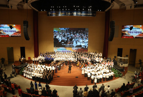 전통적으로 성갸제 마지막 피날레로 올려지는 연합 찬양 헨델의 “할렐루야”. 출연진과 관객들이 한 목소리로 불러 감동과 은혜로 가득하다.  올해 성가제의 음악감독으로 섬긴 김미선교수가 지휘를 맡았다.   @사진 전도회연합회 제공