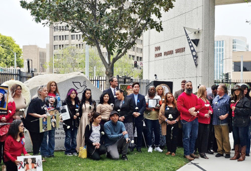 오렌지카운티 지방검찰청 주최로 열린 2024년 OC지역 범죄피해자 권리 기념식에 피해자 가족 및 경찰, 쉐리프, 검찰청 관계자 등 약 200여명이 모인 가운데 엄수됐다. KCCC사무총장 (중앙) 샘신목사(샘커뮤니티교회 시무, 남가주교협수석부회장)는 한인교계 인사로 초청되어 축사와 함께 축도의 순서를 맡았다. 가운데 뒷줄에 검찰청장 Todd Spitzer 이 모든 행사를 마치고 피해자 가족들과 함께 기념촬영을 하고 있다.