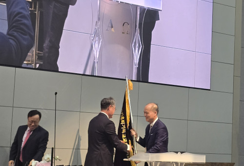 이임하는 심상은 목사가 OC교협기를 신임 이창남 목사에게 이양하고 있다.