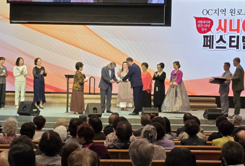 주최측이 노숙자 및 독거노인, 양로병원에서 시니어 섬김을 오랜 기간 지속하고 있는 이원석 목사와 박종희목사, 봉사자들에게 감사장과 후원금을 전달하고 있다.