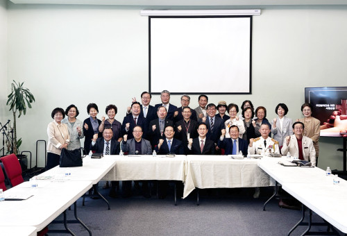 종료예배 후 참석자들이 단체 촬영을 하고있다. 