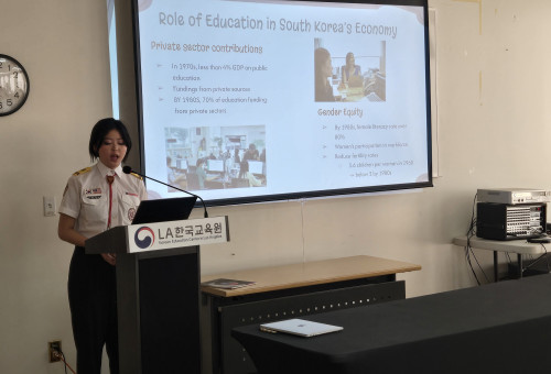 직접 발췌 정리한 내용을 발표하고 있는 화랑 청소년들