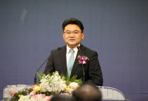LA비전교회 2대 담임목사로 취임한 고주열목사가 인삿말을 전하고 있다.                      사진 LA비전교회 제공