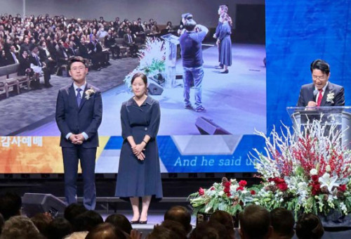 집례를 담당한 신승훈 목사(국제총회 총회장) 가 담임목사로 위임된 손창민 목사와 교우들에게 서약, 총회장 공포 및 취임패 증정을 하고 있다. 