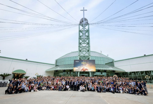 제 10차 한인세계선교대회가 7월 8일(월)부터 11일(목)까지 남가주사랑의교회에서 \\\\\\\\\\\\\\\"예수, 구원의 그 이름!\\\\\\\\\\\\\\\" 주제로, 500여명의 전세계 선교사 가족과 KWMC관계자 및 약 2000여명의 남가주 성도들이 참여한 가운데 성대히 개최됐다.                                                                                                                                                                                                                              사진: KWMC제공