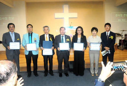 남교협(회장 샘신 목사)이 산불재해모금등에 헌신한 리더십에게 감사장을 전달했다. 왼쪽부터 크리스천헤럴드 회장, 양준호 목사, 김재연목사, 김향로 이사장, 심진구 목사 등. 오른쪽 끝이 회장 샘신 목사.