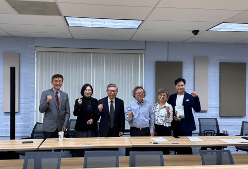 왼쪽부터 신선묵 부총장, 최윤정 교수, 임성진 총장, 윤임상 교수, 클라라 신 감독, 테너 최원현 씨가 기자간담회 후 파이팅을 외치고 있다                                                                                                     (월드미션대학교 제공)