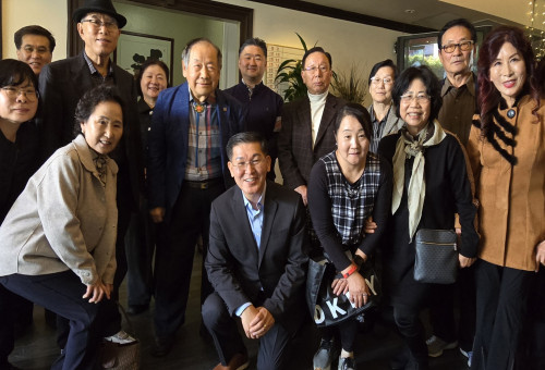 실로암미주후원회가 2025년 새임원진을 세우고 기념촬영을 하고 있다. 아래 가운데가 신임회장 용장영 목사(LW커뮤니티교회 담임), 그 뒤에 홍춘만목사(실로암미주 후원회 이사장), 뒷줄 왼쪽 끝이 수석부회장 김신목사(주향교회 담임)등 임원 및 이사회원들과 함께.