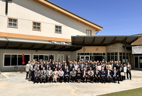 2025년 “장학금 전달식 및 소형 교회 목회자 후원과 소형 교회 목회자를 위한 영적
세미나”를 마치고 참가자와 강사 등이 함께 단체 사진을 찍고 있다.
