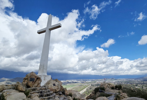 Riverside, Mount Rubidoux 산정에 시내를 내려다보는 십자가.                (Photo by WK Yun) 