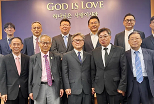 정기노회를 마친 후 노회원들이 함께하고 있다.