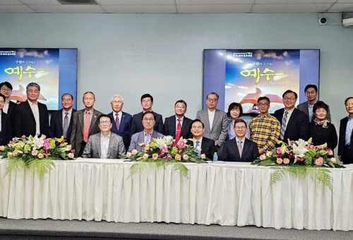 KWMC가 주최하는 제 10차 한인세계선교대회가 올해 7월 8일(월)부터 11일(목)까지 남가주사랑의교회에서 열린다. 500여명의 전세계 한인선교사 가족들이 2000여명의 남가주 성도들과 함께 참여한다. 지난  4일 오전 남가주사랑의교회에서 대회 관계자들이 기자간담회 후 단체 촬영을 했다.                                  Photo by People & Society