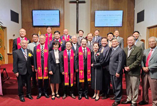 갓스윌연합교회(God’s Will Alliance Church)가 지난 11월 30일, \\'원로목사 추대 및 담임목사 취임예배’를 드렸다. 