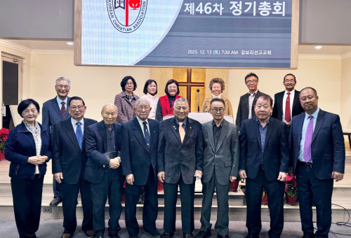 1981년 평신도 연합활동 기관으로 창단된 OC기독교전도회연합회(회장 한성준집사)가 지난 12월13일 토요일 오전7시30분 440회 월례조찬기도회를 마친 후 총회를 진행했다. 오른쪽 앞줄 끝이 연임하는 한성준 회장. 앞줄 왼쪽에서 4번째 부터 46년전 평신도로 초대회장을 역임한 양문국목사, 초대 총무 양금호목사(현 자문위원)가 나란히 섰다.  
