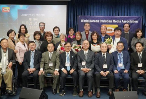 독후감 시상식을 마치고 수상자들과 세기언 임원들이 기념촬영을 하고 있다.