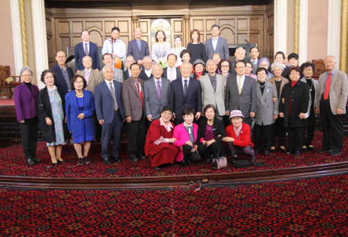 
설명: 헬프피플인니드 (구 코이노니아 선교회, 대표 박종희 목사) 소속 ‘Wings of Joy’ 자선공연단과 원로목사들이 기념촬영을 하고 있다. 맨 뒷줄 가운데가 박종희 목사이다.

 