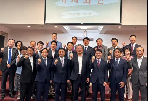 OC교계연합 단체가 21인초청 영적대각성새벽기도회 개최를 앞두고 준비기도회 및 기자회견을 마친 뒤 기념 촬영을 하고 있다.