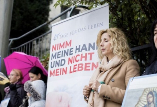 파비카 보이노비치(Pavica Vojnović) 대표가 독일의 낙태 시술소 인근에서 기도를 하고 있다.                                                            