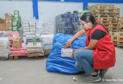 세이브더칠드런 관계자가 가자지구에 전달할 원조물품을 분류하고 있다.                            
                                                                (사진제공=세이브더칠드런)